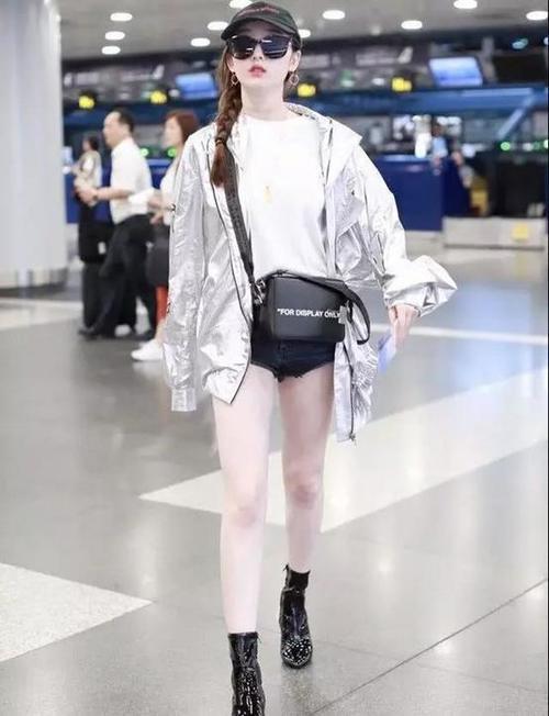 张天爱这条裙子正面极其平淡，可当她转身的瞬间，时间都静止了