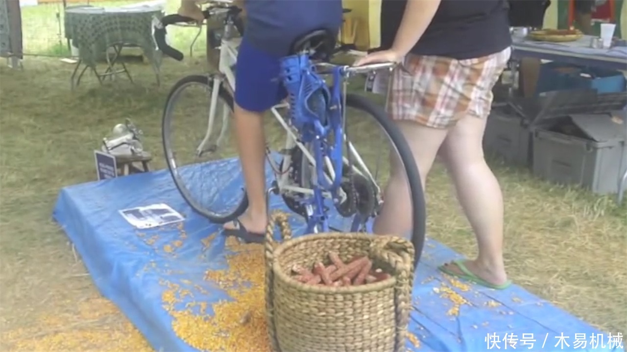 非洲小哥发明“自行车”剥玉米机，造价10元，一天剥5亩玉米