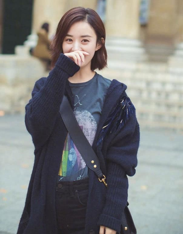 赵丽颖穿着一双不高的鞋子，还“手长脚长”，关键因素就在裤子上