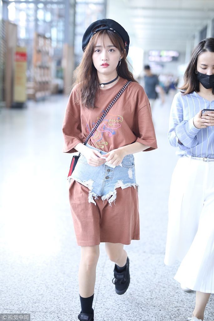 黄婷婷超短牛仔裙当腰封潮味十足 戴贝雷帽甜美少女风养眼