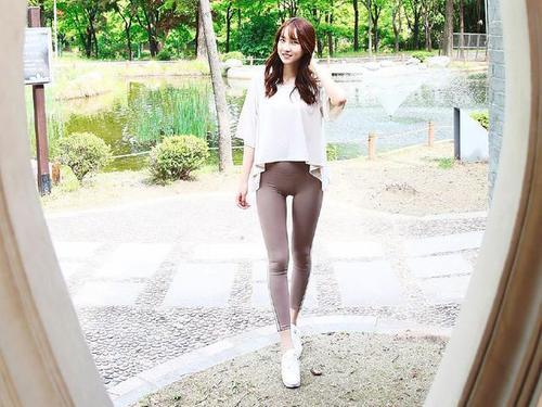 街拍美女：紧身打底裤穿出优雅独到的气质，时尚有情调！