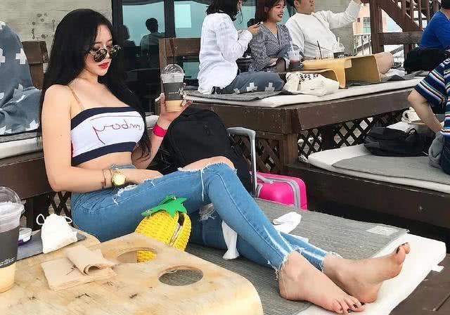 修身的牛仔裤，让你拥有s型曲线不是梦想