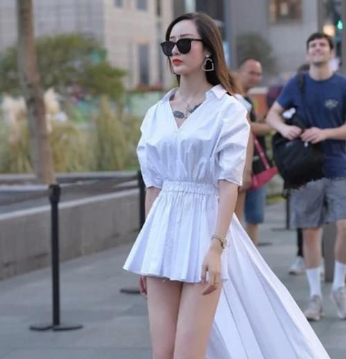  小姐姐■街拍：面带笑容的美女，一件黑色外套配黑色长裤，时尚清爽活力范