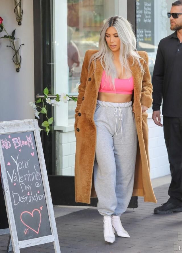 卡戴珊疯狂秀身材，就用块布打个结遮在身前，短裤紧到快被撑破