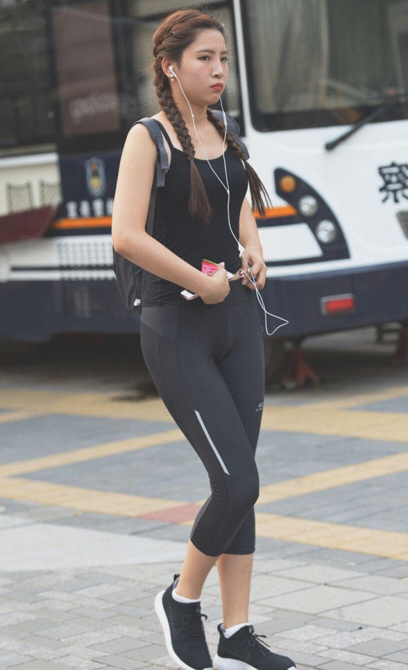 健身小姐姐穿着黑色紧身裤，肉肉的翘臀很有弹性，今天的裤子有些