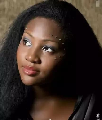 非洲姑娘“教科书”般化妆术，妆前妆后判若两人，直男都看呆