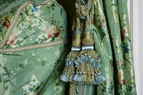 她是凡尔赛宫的点缀，也是女神裙上的珠光