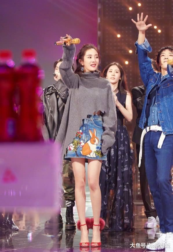 杨幂棒球帽别腰上玩，可脚上老爹鞋也太丑了，不怕吓到小糯米吗?