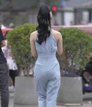  「连体」身穿连体裤的时尚辣妈，肤白貌美又时髦，妥妥的女神