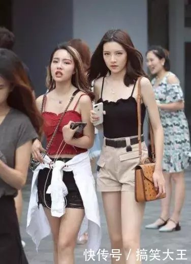 街拍:小姐姐蕾丝两件套组合、 勾勒出的身材凹凸曲线美!