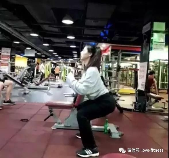 从100公斤减到50公斤，如今她漂亮到亲妈不敢认!