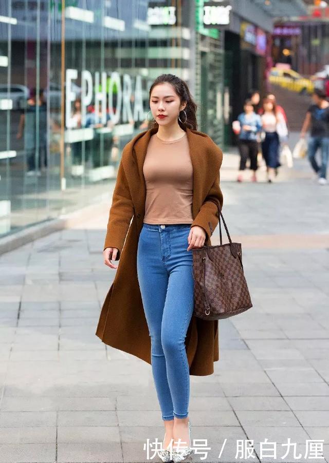 『小姐姐』街拍:美女脚上搭配上一双尖头的高跟鞋优雅又气质,经典又时尚