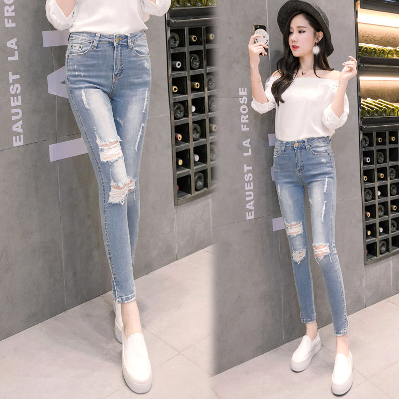 女人的丰满就要秀出来，紧身t恤搭紧身裤，小蛮腰真性感，特撩人