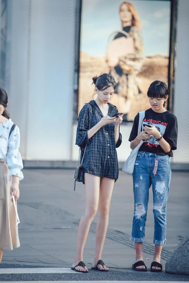 街拍露脐气质美女，个个迷人，这身材太让人羡慕嫉妒恨