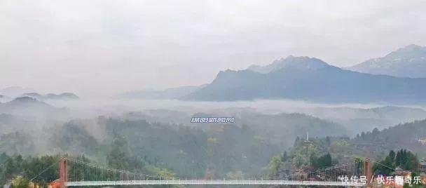 吓哭！绵阳首座5D悬空玻璃桥来了！万丈深渊上，一踩就“炸裂”