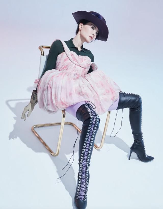 王菲裤头像衬衫，都48岁了像个小姑娘似的，谢霆锋你怎么看?