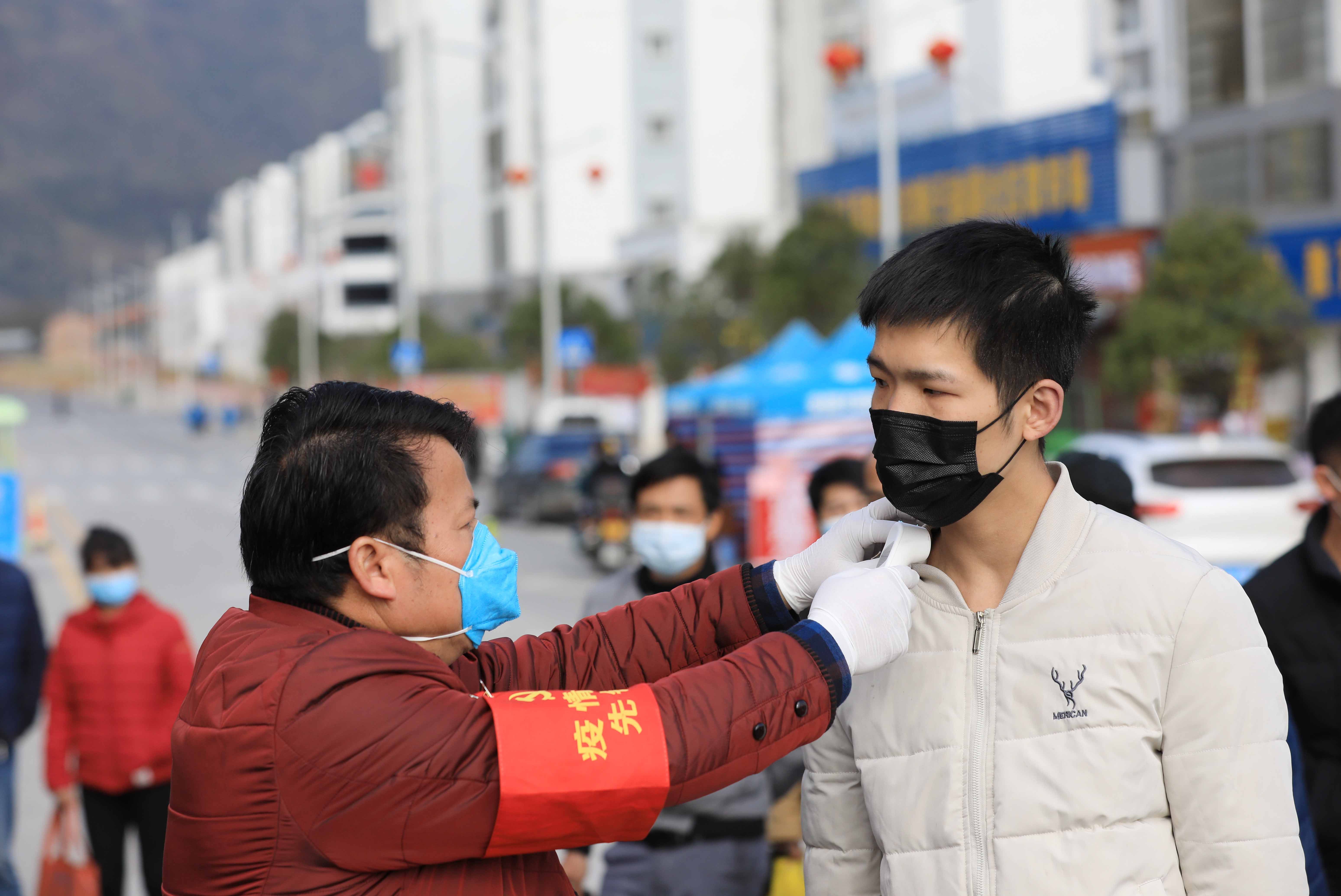  受疫情影响：广西柳州首批贫困户农民工返岗专车抵粤