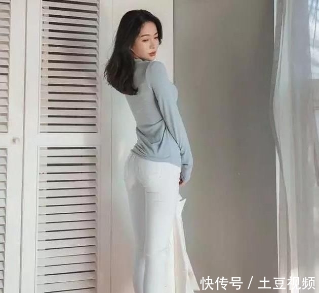 『自信』年轻自信的牛仔裤美女,塑造完美腿部曲线!