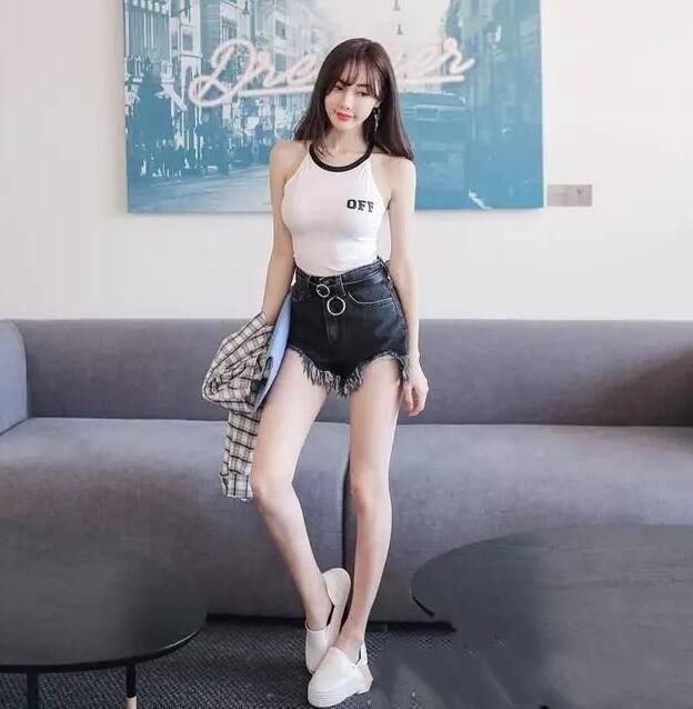 紧身打底裤穿出青春活力的气质，让你更加的轻松随意！