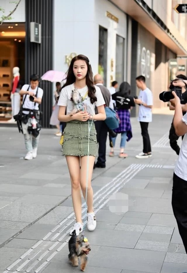  『气质』街拍，小姐姐真是太洋气了，穿白色的修身背心，更显娇小精致