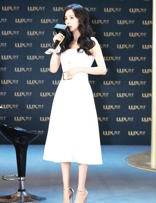 她曾在片场被导演打，如今身家过亿当老板，是时尚界领头羊！