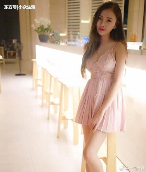 街拍：紧身的牛仔短裤，彰显出优雅的淑女风情