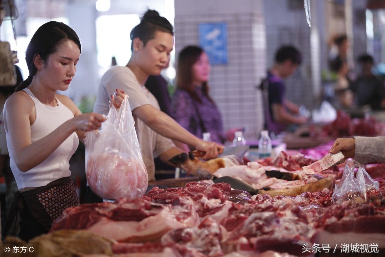 “猪肉西施”网络走红 气质身材堪比模特 手上磨出老茧常有刀伤