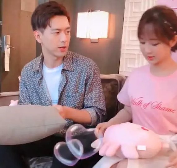 杨紫穿10cm短裙坐下,有谁注意李现干了啥?网友:素质是装不来的
