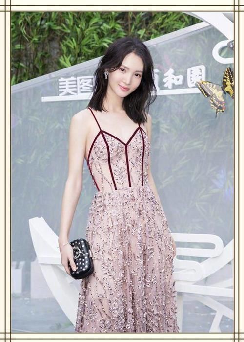 看了金晨的吊带裙，再看江疏影，才知道干瘦和苗条的差距有多大！