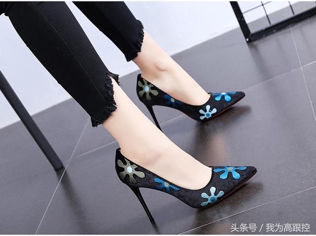 六花瓣花朵刺绣的尖头细跟高跟鞋