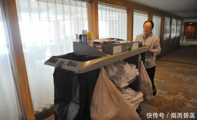 在我们入住酒店退房时，为什么保洁阿姨不希望住客收拾房间呢？