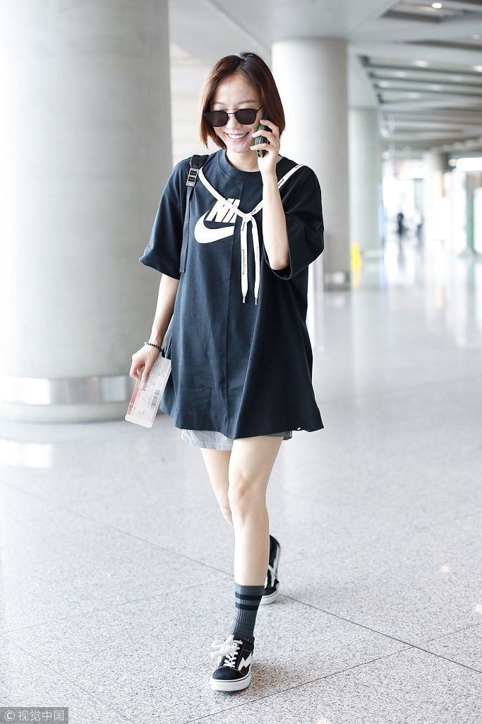 王珞丹戴渔夫帽挂长长飘带cos唐僧  布鞋配足球袜秀美腿少女感十