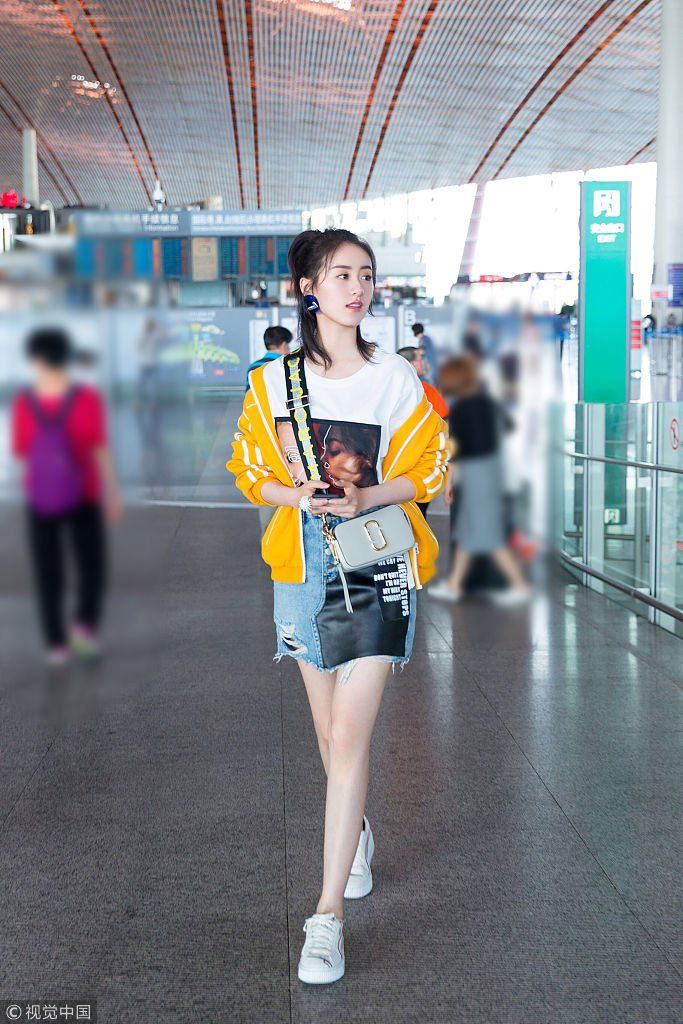 劈叉系始祖！袁冰妍半穿夹克秀大长腿 梳小辫凹造型少女感十足