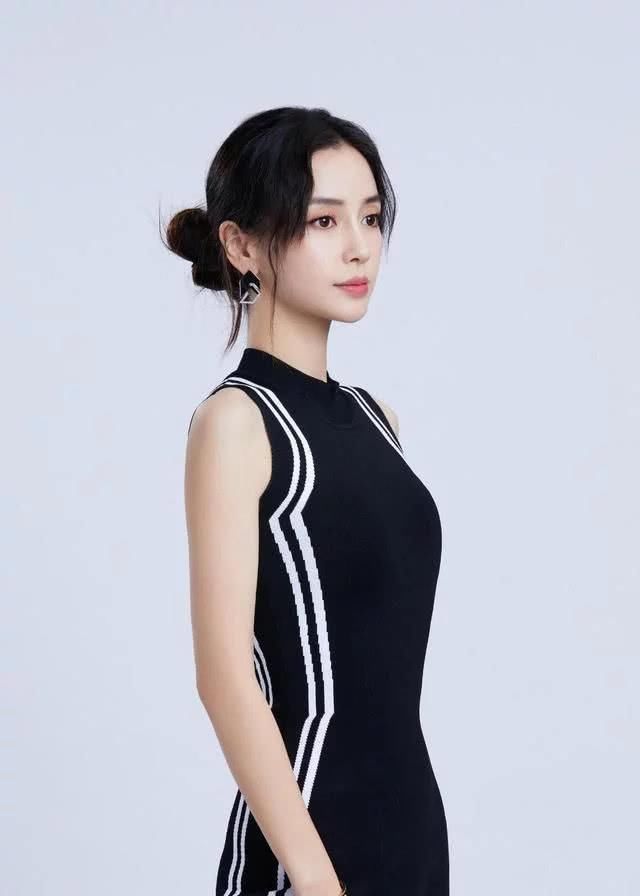  『看上去更加』Angelababy真漂亮！身穿牛仔刺绣长裙高挑纤细，看上去魅力十足