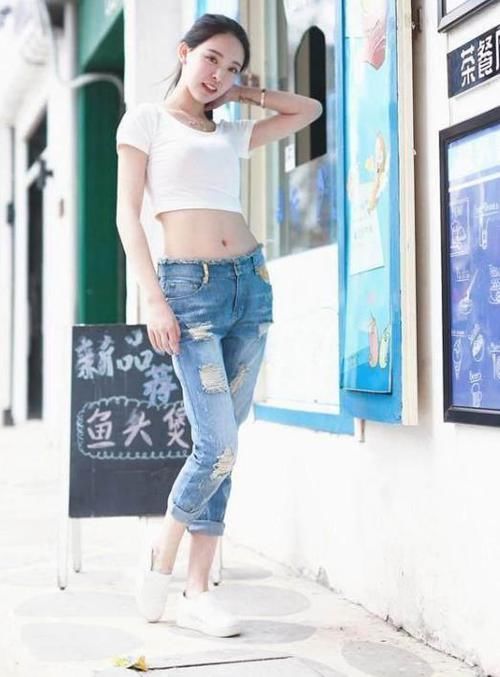  [连衣裙]潮范儿女神来了，街拍：幽韵撩人的美女，一件黄色连衣裙外搭皮草上衣，魅力十足