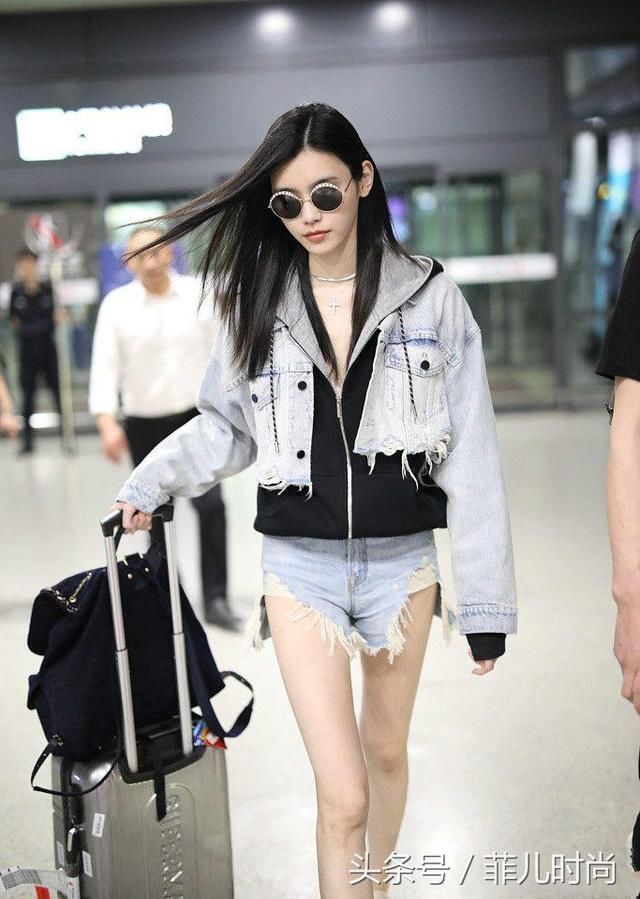 奚梦瑶太大胆了！开叉牛仔短裤穿得又短又紧，网友：看得我好尴尬