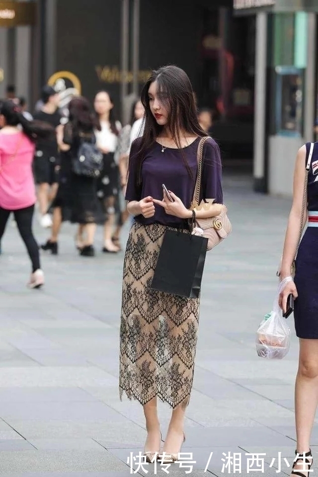 街拍：清新秀气的长发美女，紫色T恤搭配印花半身裙，优雅迷人！