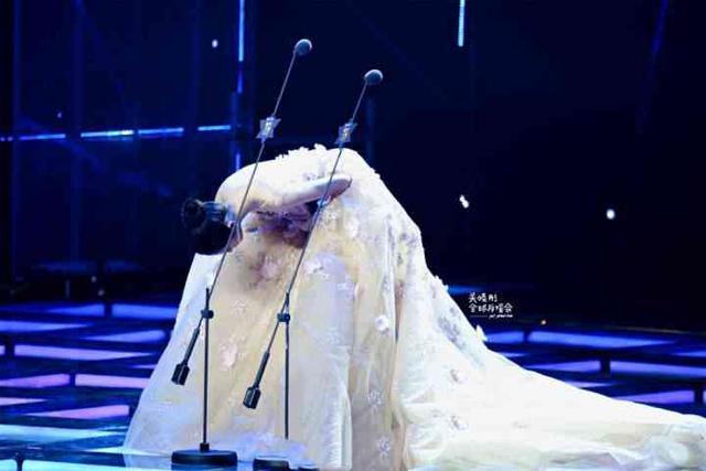 李沁把牛仔裤穿上红毯美到犯规，关晓彤盛装出席却被这个动作抢镜