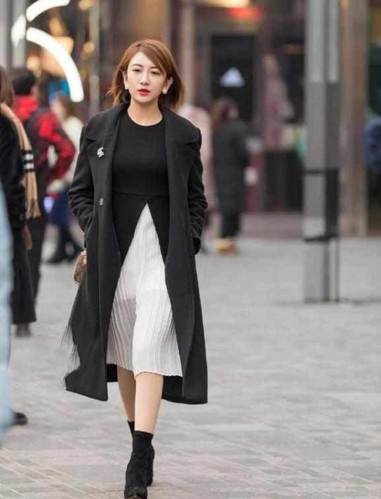 「 美女」一条蓝色的连衣裙，优雅气质好身材，街拍：身材高挑的美女