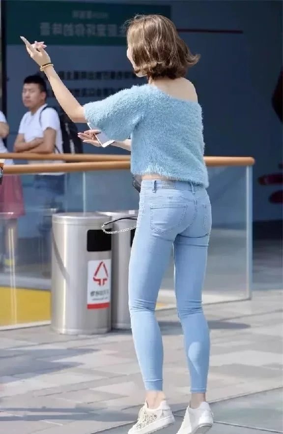 轻熟女范儿魅力小姐姐，天蓝色露肩装美搭紧身牛仔裤勾勒迷人曲线