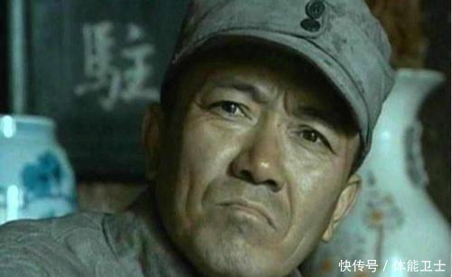 「参谋长」此人是晋绥军的团参谋长, 为何见了李云龙后要先敬礼问候