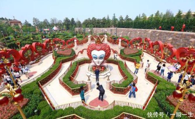 上海迪士尼游客携带包子和大西瓜进场，网友：就不能等几天吗？