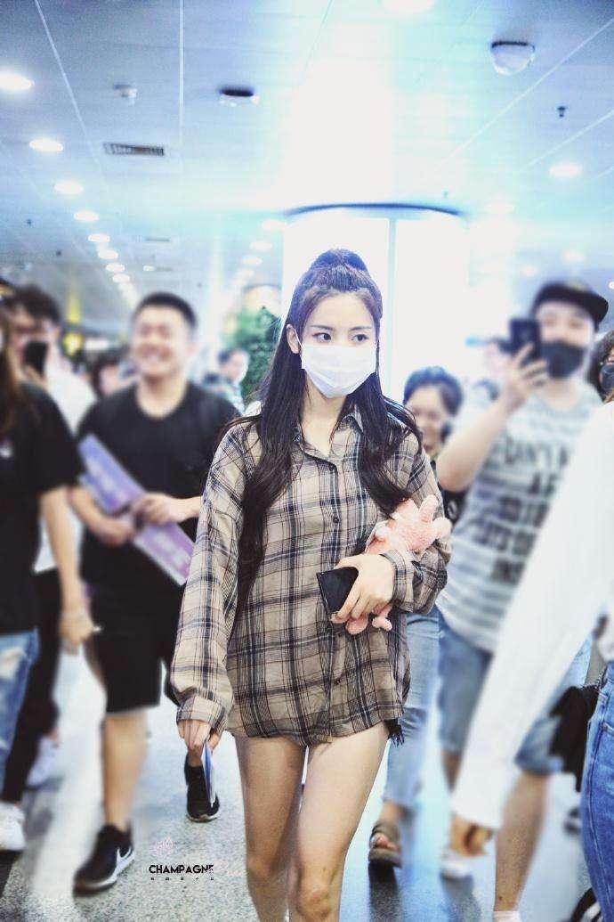 杨超越最新近照，衬衫搭短裤秀美腿，却被脚上的袜子暴露了品味