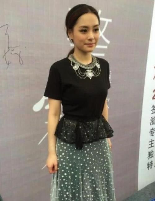 阿娇怎么了?上半身凉快,下半身捂得严实,网友:嫁人变规矩了!