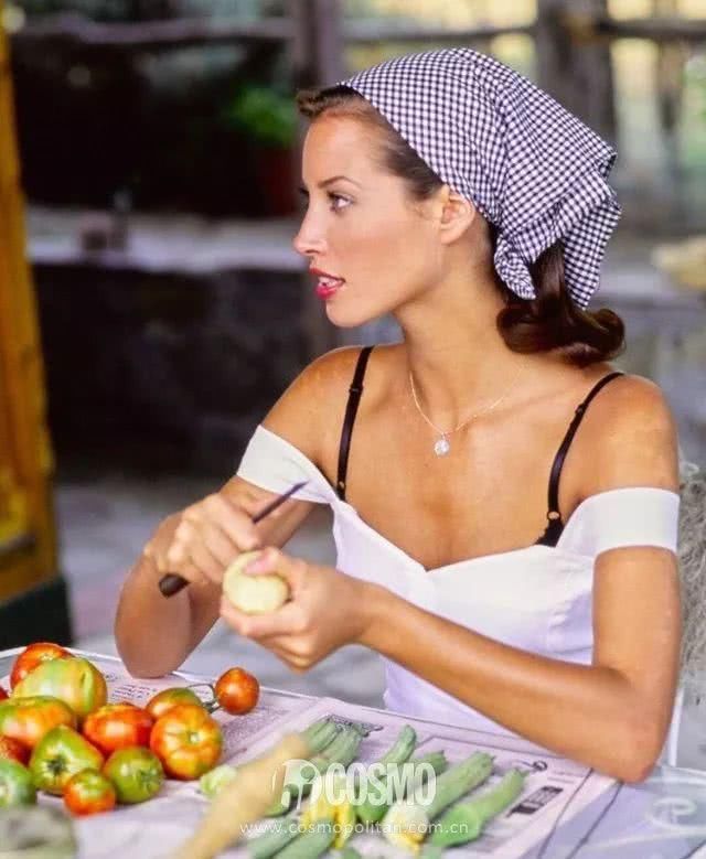 尴尬!我今日的完美造型毁于内衣露边……