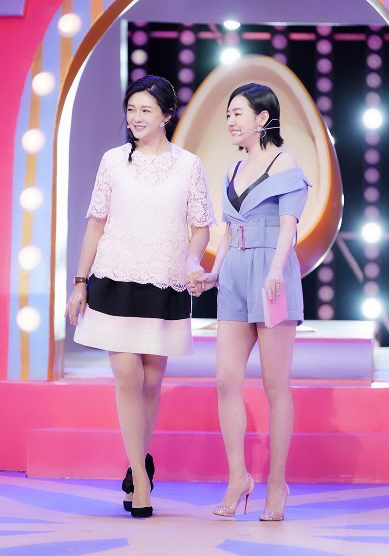大S穿两万元衣服却成孕妇装，小S竟下跪告白，网友：是真的胖了