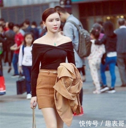 # 身穿#身穿黑色蕾丝,实在甜美,街拍:高颜值的小美女