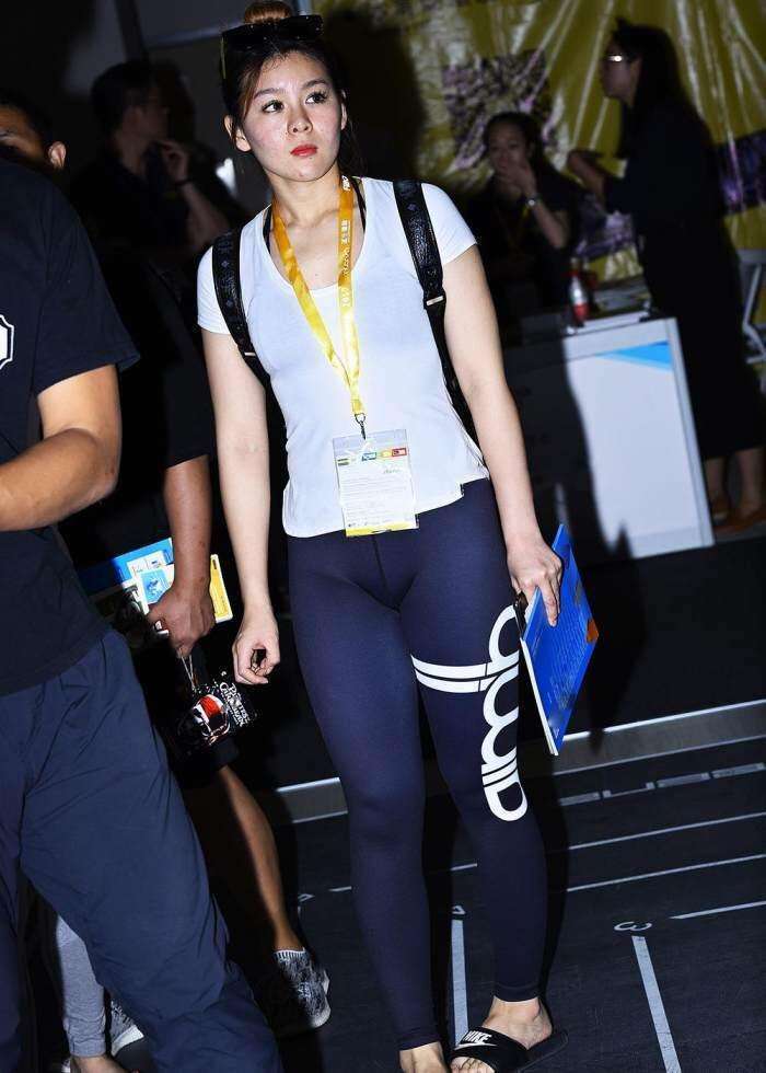 街拍: 穿紧身裤的小姐姐, 这么穿其实也挺尴尬的