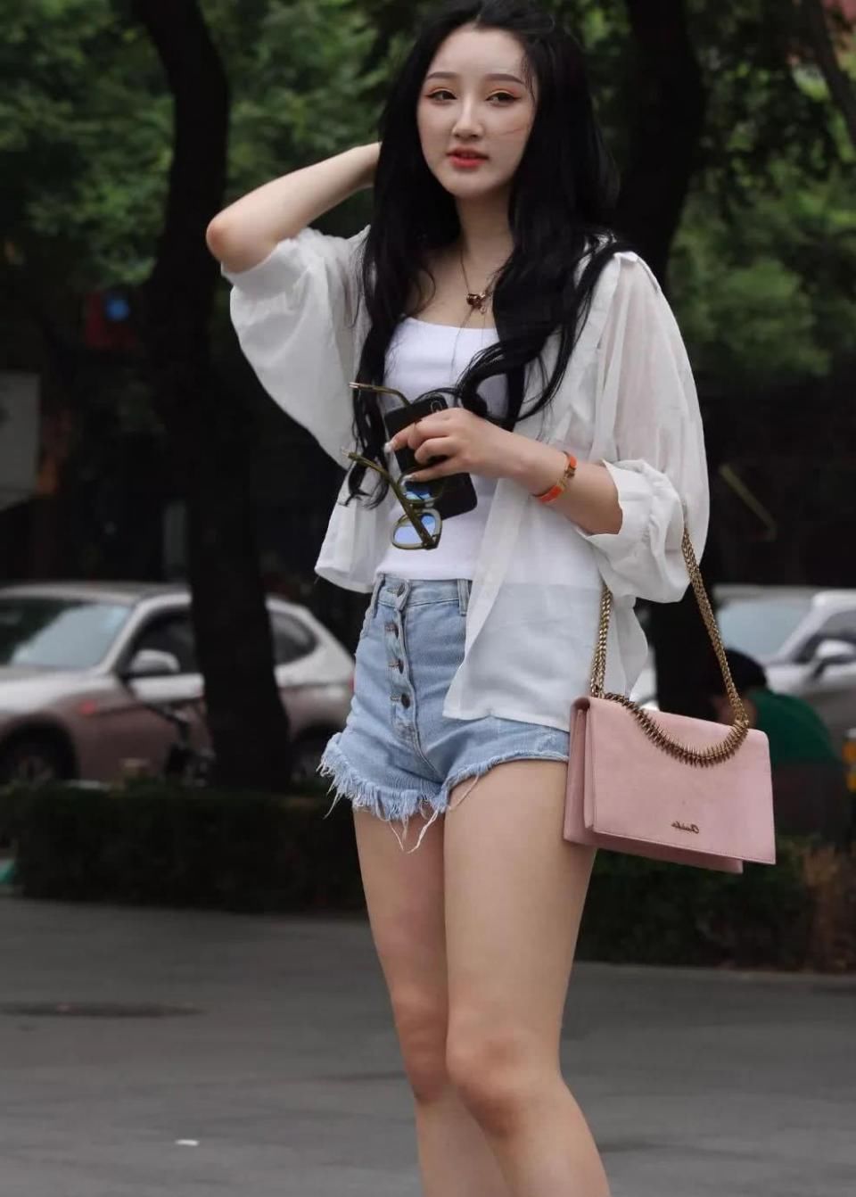 清新俏丽容颜的小美眉，吊带背心裹出傲人丰满上围