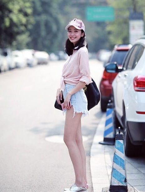  长袖|街拍：小姐姐身穿长袖上衣配牛仔短裙，魅力十足